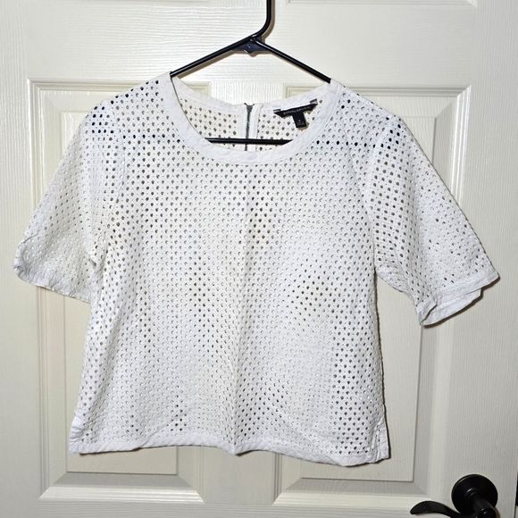 Size S Banana Republic Crew Neck Eyelet Lace Vintage Crop Top - Picture 1 of 12